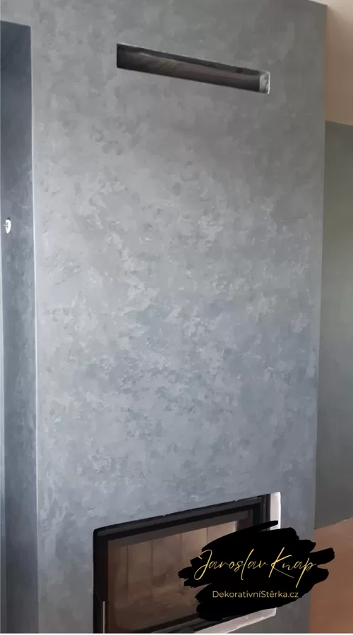 Realizace dekorativní stěrky v obývacím pokoji a na krbu