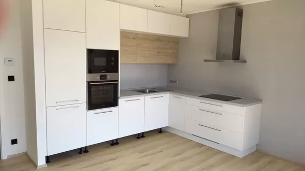 Realizace betonové dekorativní stěrky v kuchyni