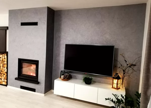 Dekorativní stěrka na krbu a na obývací stěně