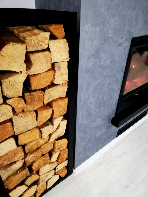 Dekorativní stěrka na krbu a na obývací stěně