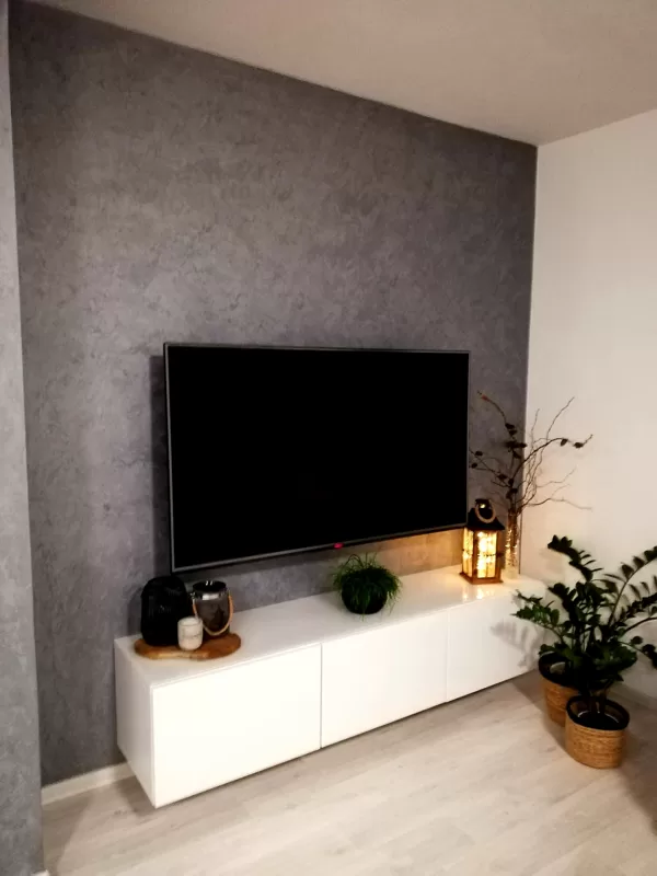 Dekorativní stěrka na krbu a na obývací stěně