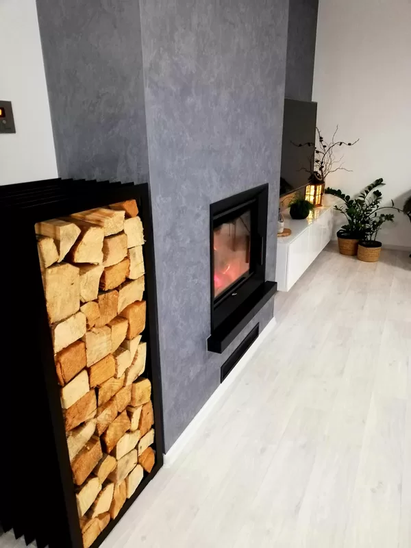 Dekorativní stěrka na krbu a na obývací stěně