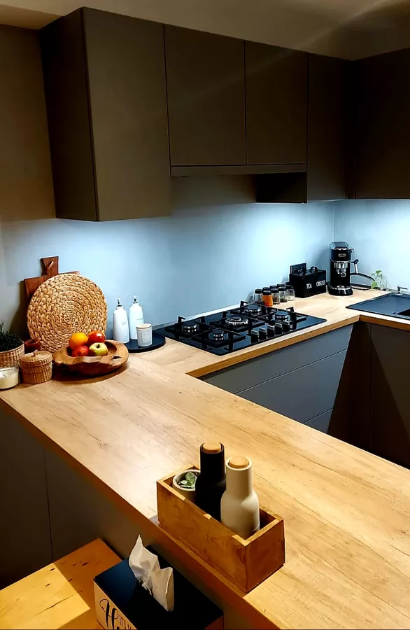 Realizace betonové dekorativní stěrky v kuchyni