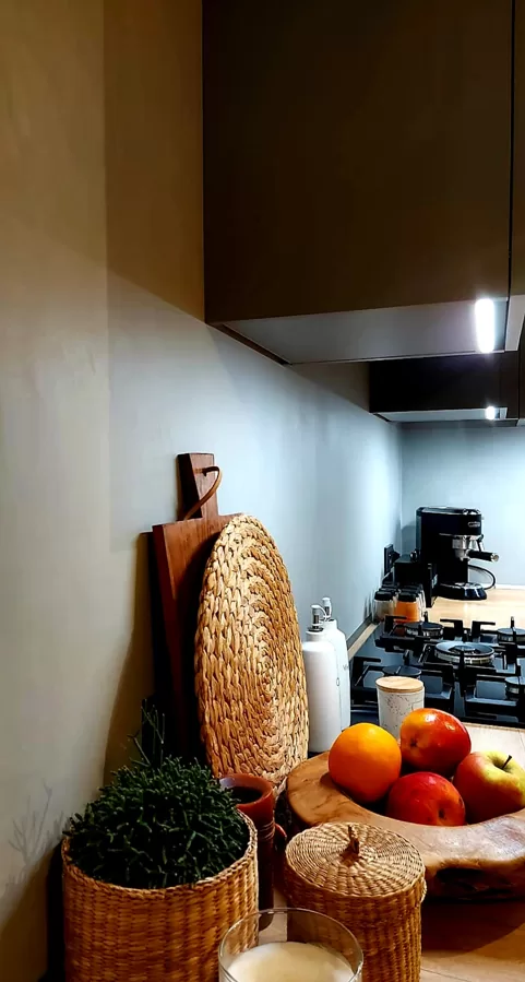 Realizace betonové dekorativní stěrky v kuchyni