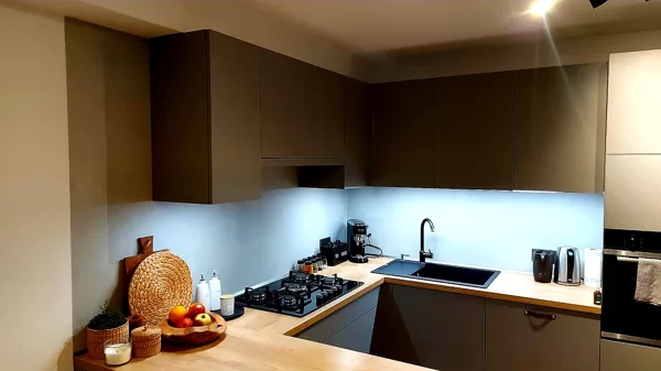 Realizace betonové dekorativní stěrky v kuchyni
