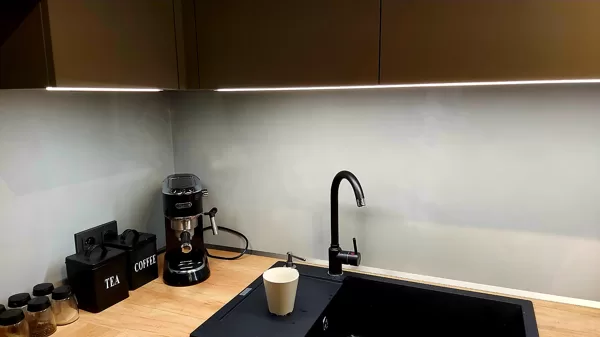 Realizace betonové dekorativní stěrky v kuchyni