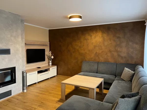 Realizace dekorativní stěrky v obývacím pokoji