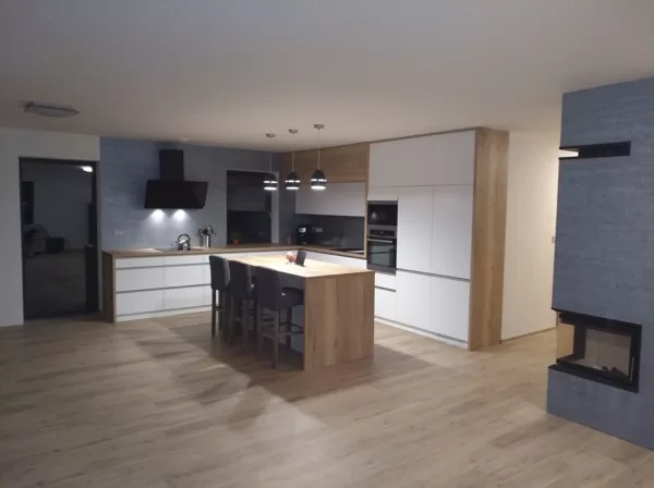 Dekorativní stěrka v kuchyni a na krbu