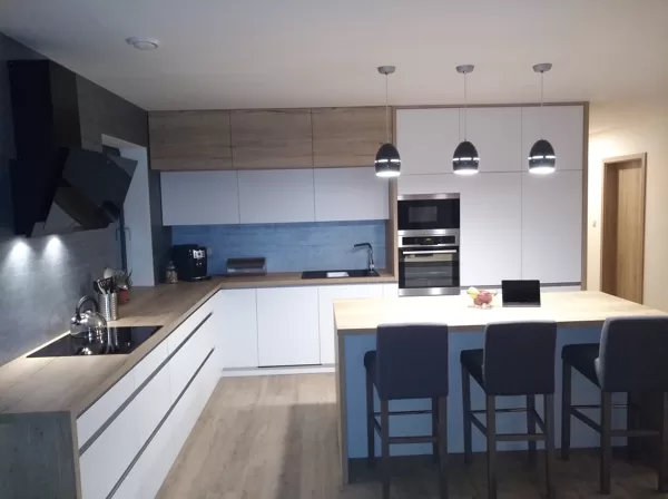 Dekorativní stěrka v kuchyni a na krbu