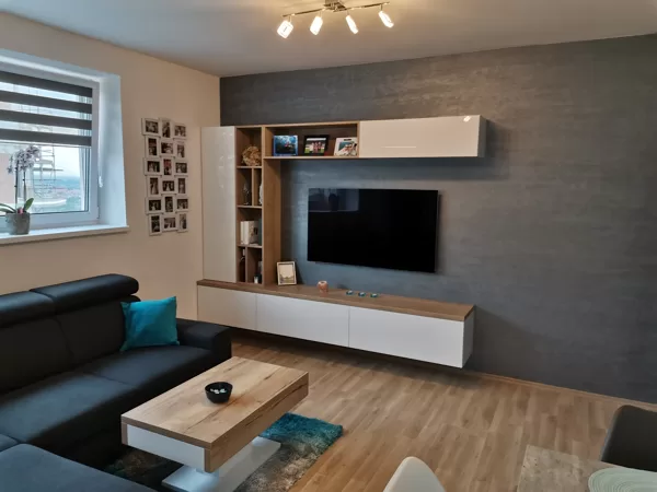 Realizace dekorativní stěrky na obývací stěně