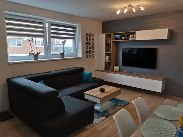 Realizace dekorativní stěrky na obývací stěně