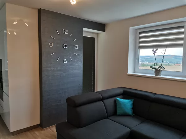 Realizace dekorativní stěrky na obývací stěně