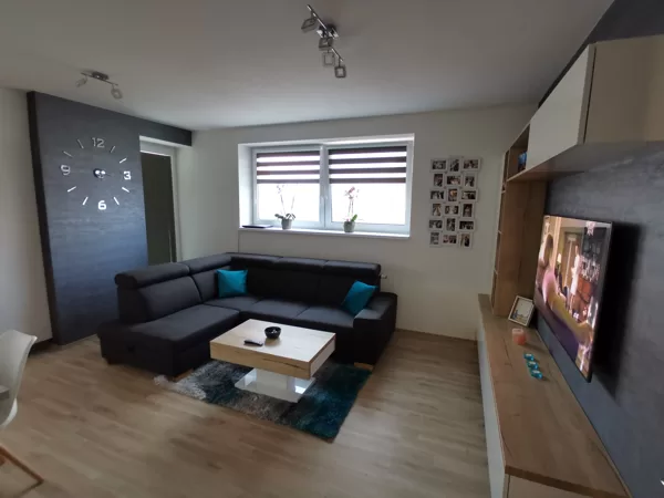 Realizace dekorativní stěrky na obývací stěně