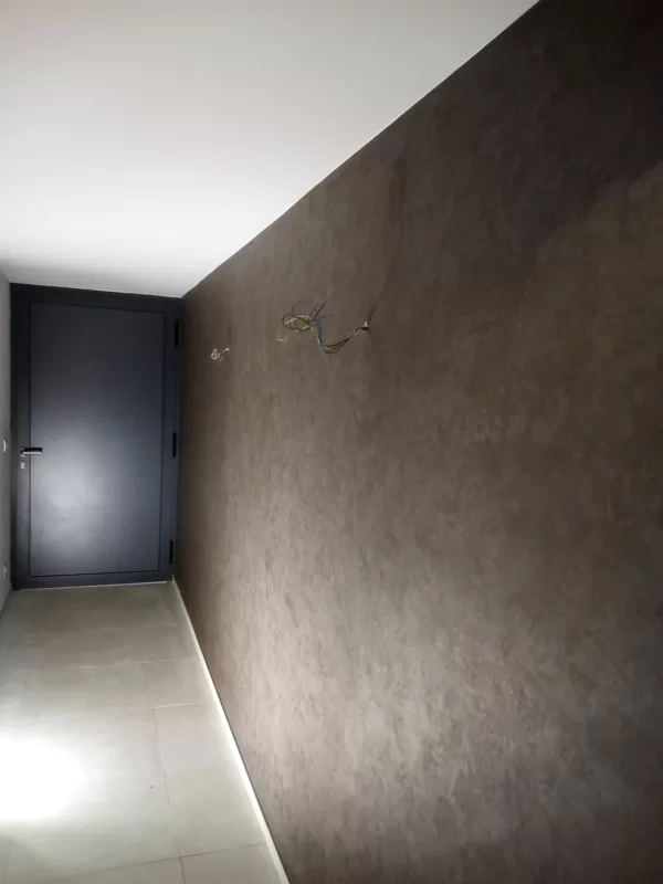 Realizace dekorativní stěrky na chodbě