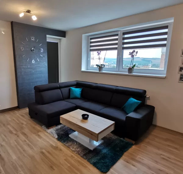 Realizace dekorativní stěrky na obývací stěně