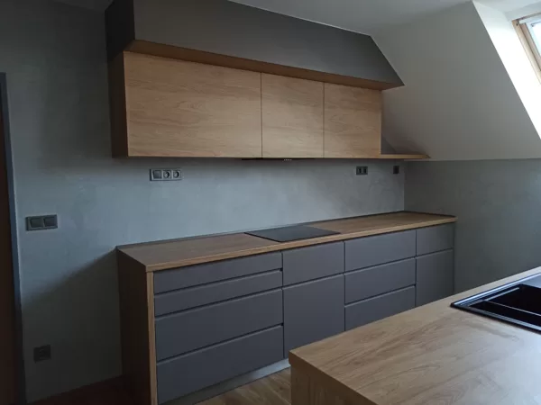 Realizace betonové dekorativní stěrky v kuchyni