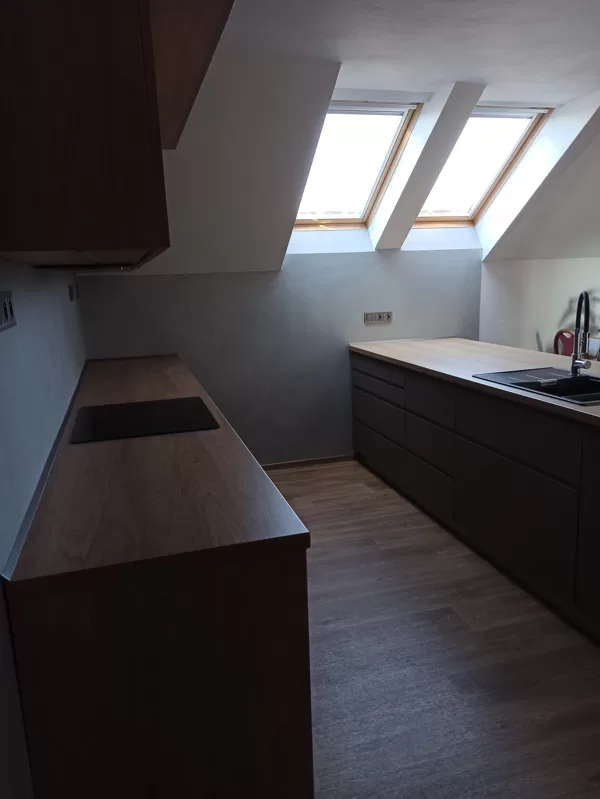 Realizace betonové dekorativní stěrky v kuchyni