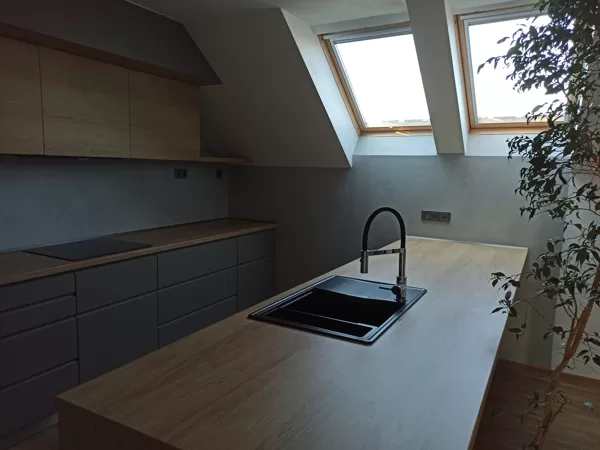 Realizace betonové dekorativní stěrky v kuchyni