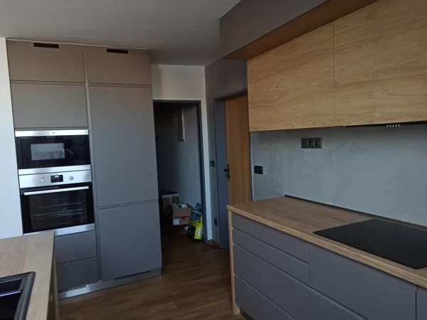 Realizace betonové dekorativní stěrky v kuchyni