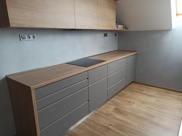 Realizace betonové dekorativní stěrky v kuchyni