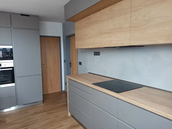 Realizace betonové dekorativní stěrky v kuchyni