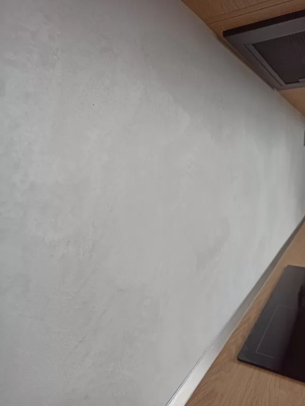Realizace betonové dekorativní stěrky v kuchyni