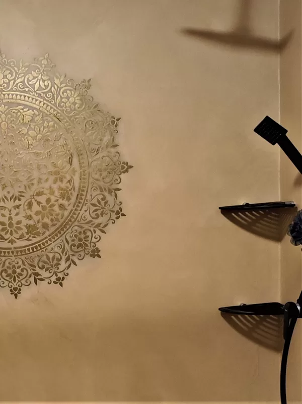 Realizace dekorativní stěrka v koupelně,mandala čistý kov mosaz