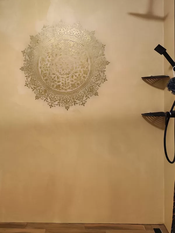 Realizace dekorativní stěrka v koupelně,mandala čistý kov mosaz