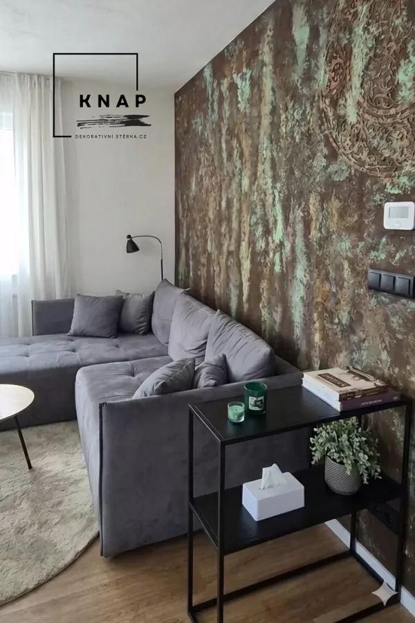 Dekorativní stěrka v obývacím prostoru – originální autorská stěna