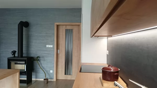 dekorativní stěrka v kuchyni a obývacím pokoji