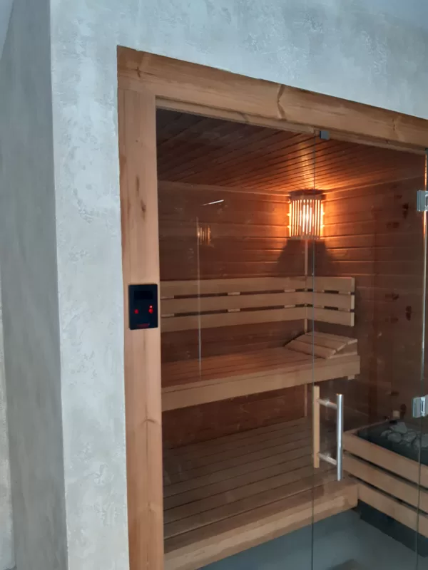 Realizace betonové dekorativní stěrky na krbu a sauně