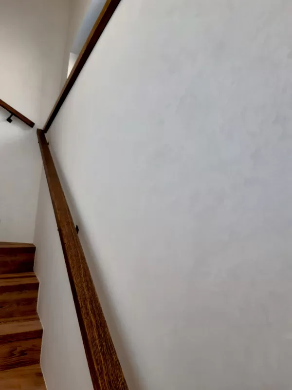 Realizace dekorativní stěrky na schodišti