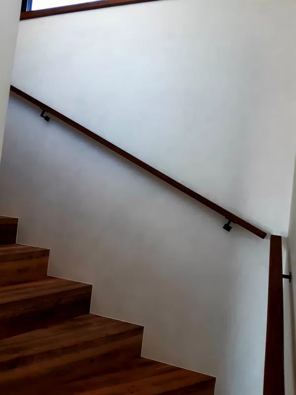 Realizace betonové dekorativní stěrky na schodišti
