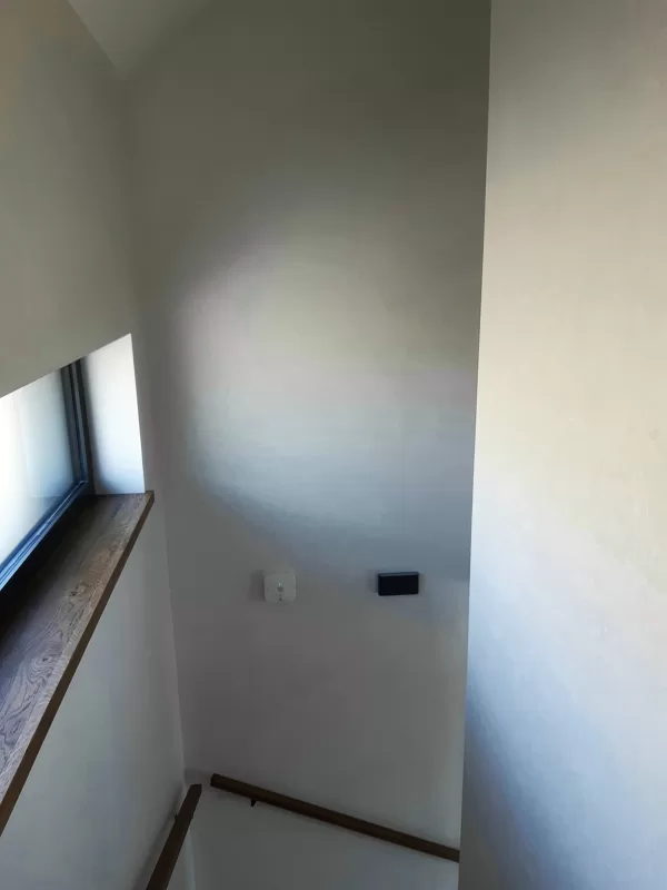 Realizace dekorativní stěrky na schodišti