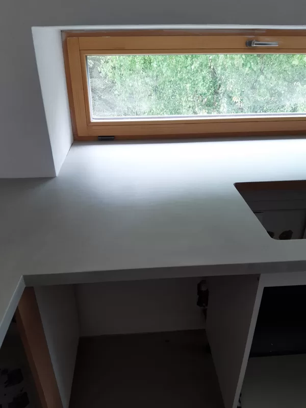 Dekorativní stěrka na pracovní desce v kuchyni