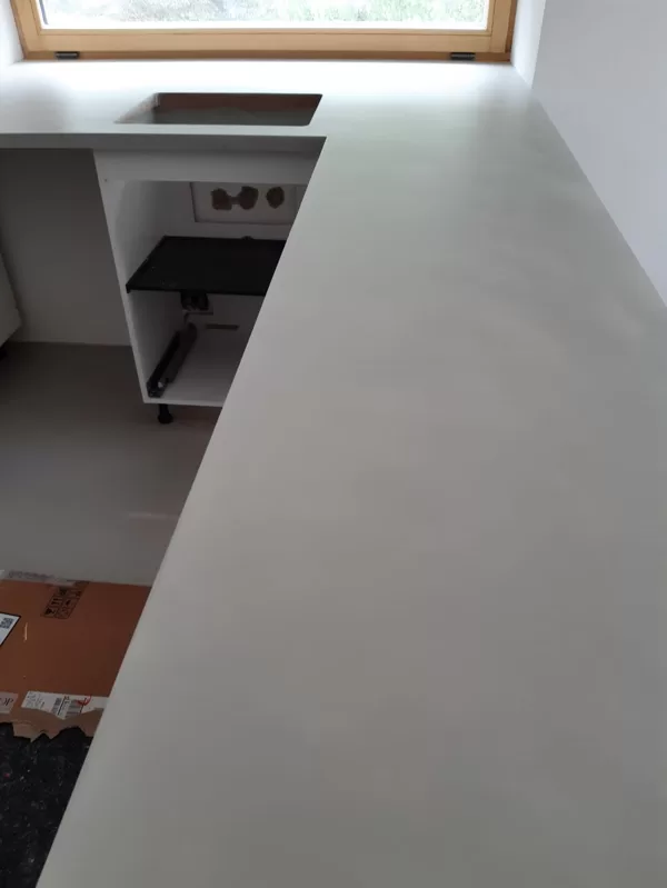 Dekorativní stěrka na pracovní desce v kuchyni
