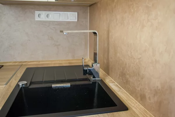 Realizace betonové dekorativní stěrky v kuchyni