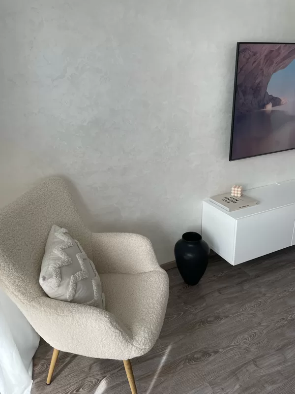 Realizace dekorativní stěrky v obývacím pokoji.