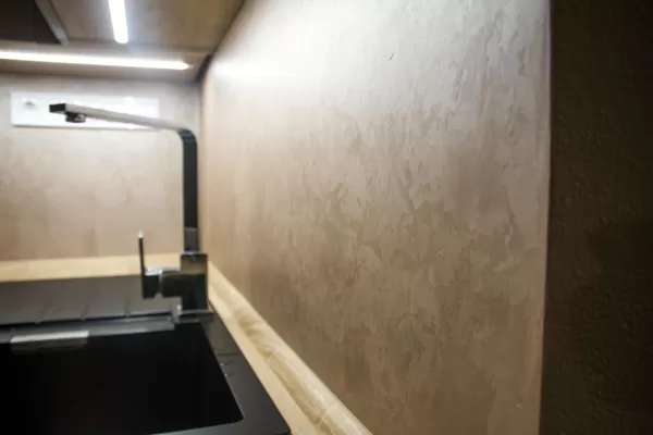 Realizace dekorativní stěrky v kuchyni a na krbu