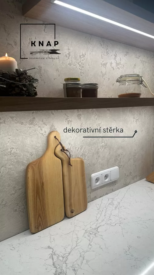 Realizace betonové dekorativní stěrky v kuchyni