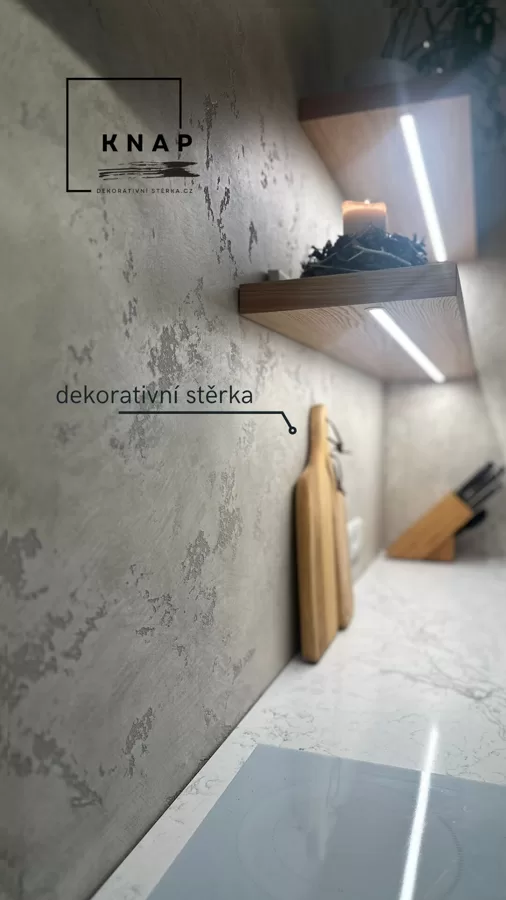 Realizace betonové dekorativní stěrky v kuchyni