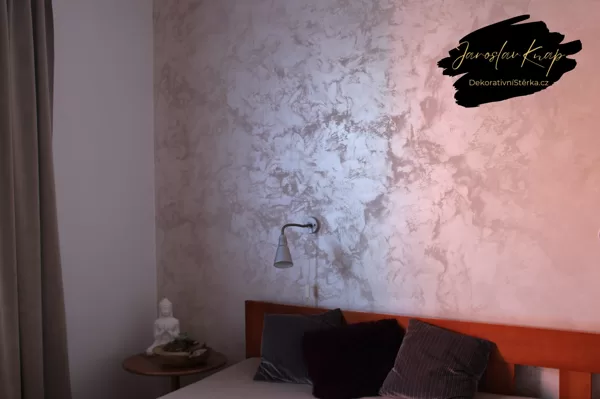 Dekorativní stěrka v ložnici