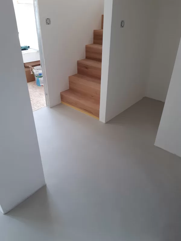Dekorativní stěrka na podlaze na chodbě