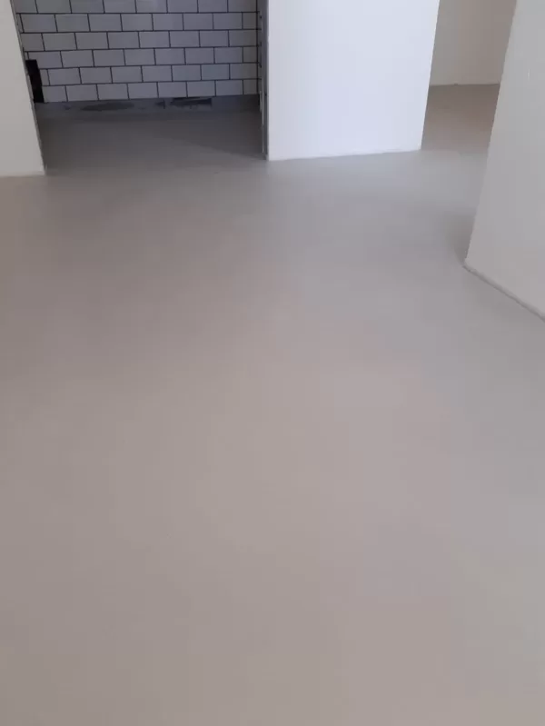 Dekorativní stěrka na podlaze na chodbě