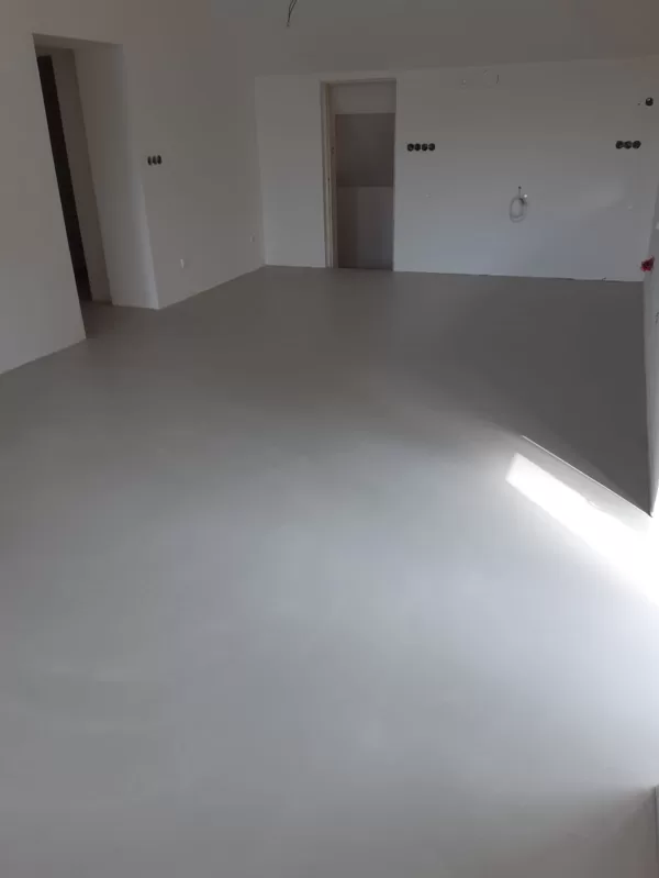 Dekorativní stěrka na podlaze v obyvacím pokoji