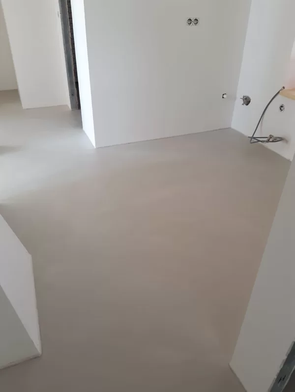 Dekorativní stěrka na podlaze na chodbě