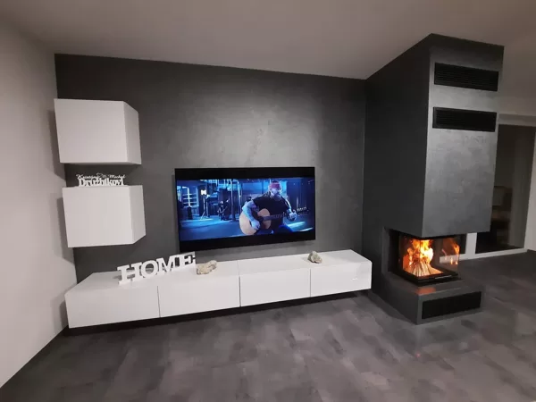 Dekorativní stěrka na krbu a na obývací stěně