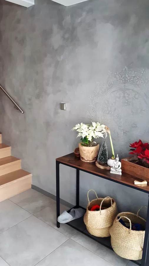 Realizace betonové dekorativní stěrky na schodišti