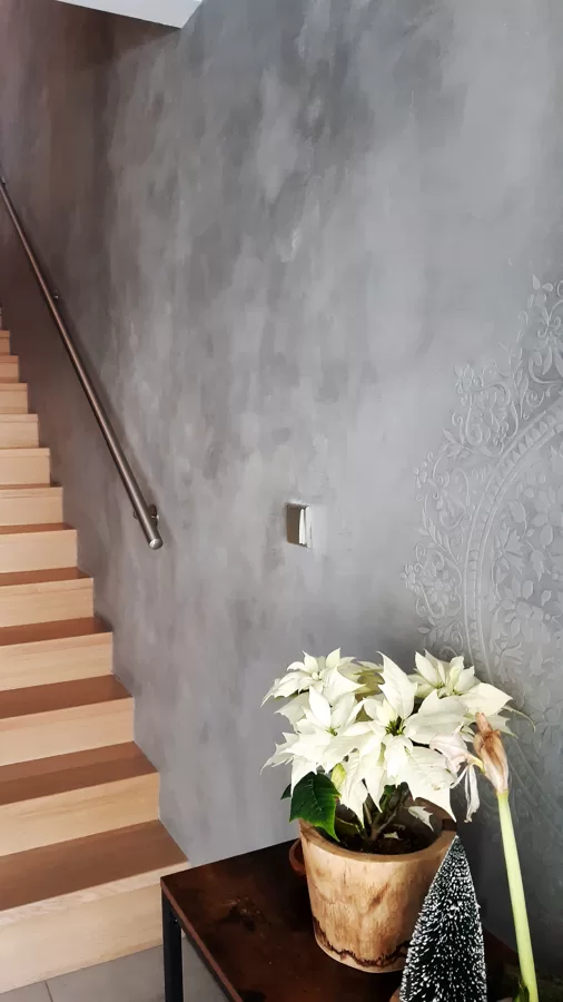 Realizace betonové dekorativní stěrky v kuchyni